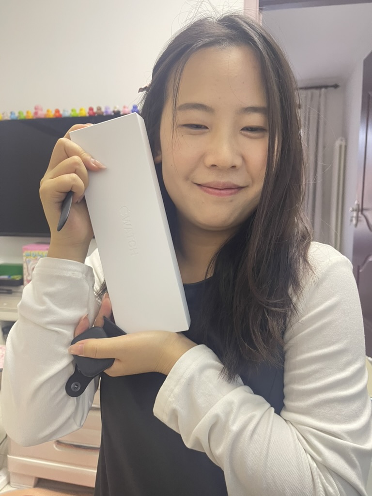 何欢抱着礼物